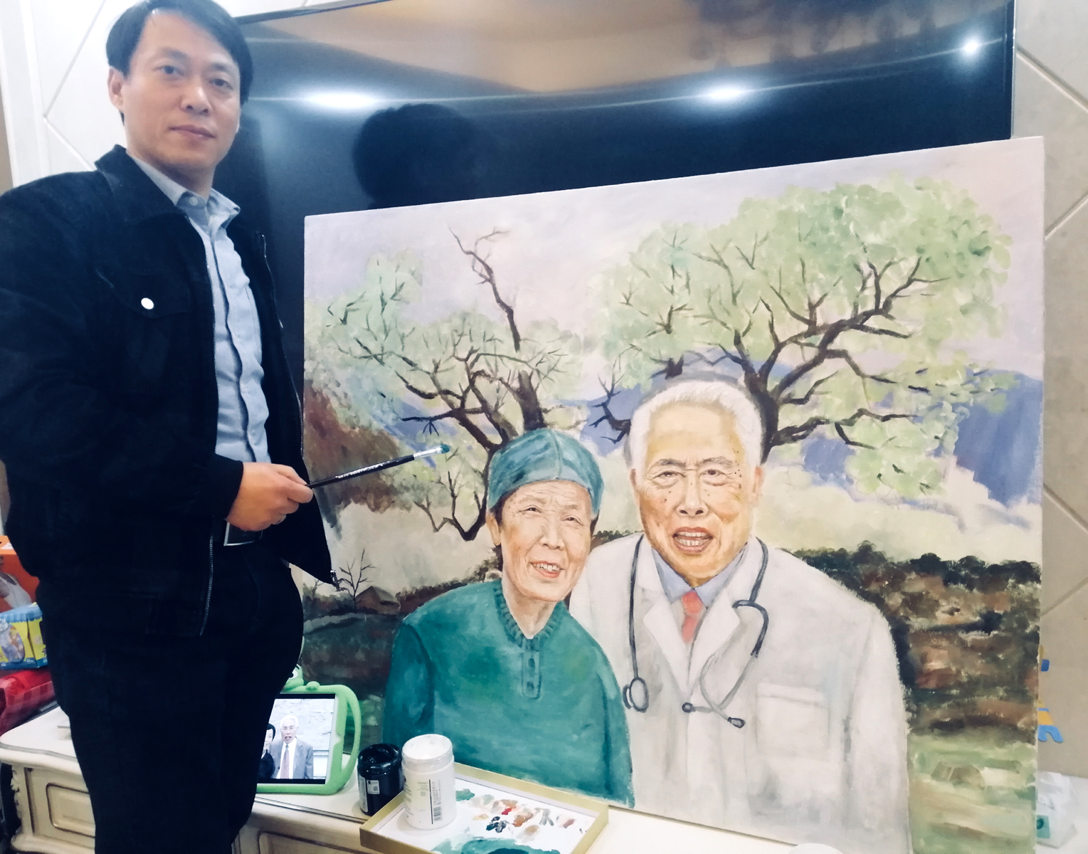 油画《生命天使 医护伉俪》给百岁六外公画像记